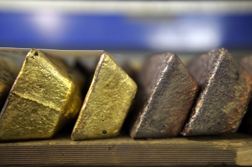 الذهب متماسك عند أعلى مستوى في أسبوع قبل صدور محضر الاحتياطي الفيدرالي