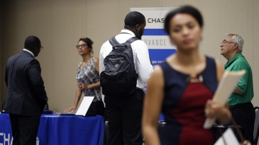 طلبات إعانة البطالة الأمريكية تنخفض لكن طلبات الموظفين الاتحاديين تقفز