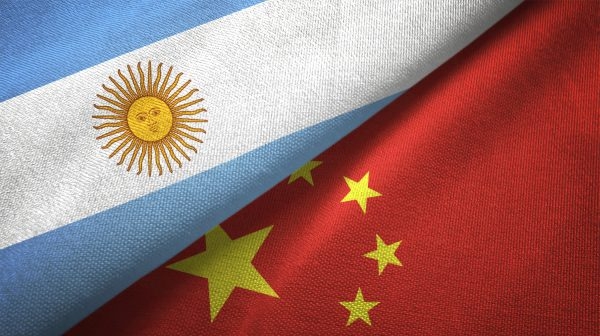 الأرجنتين تسعى لخط مبادلة عملة أكبر مع الصين لإحتواء خسائر البيزو