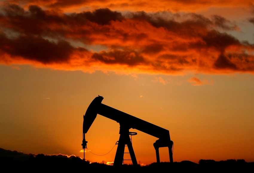 النفط يتراجع مع ارتفاع المخزونات الامريكية وتوقعات الامدادات الحذرة