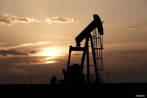 النفط ينخفض بأكثر من 1% وسط أنباء عن اتفاق محتمل لوقف إطلاق النار بين الولايات المتحدة وإيران