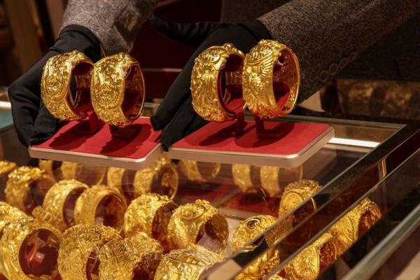 الذهب يتراجع بأكثر من 1% مع ارتفاع النفط وسط مخاوف من إغلاق مضيق هرمز