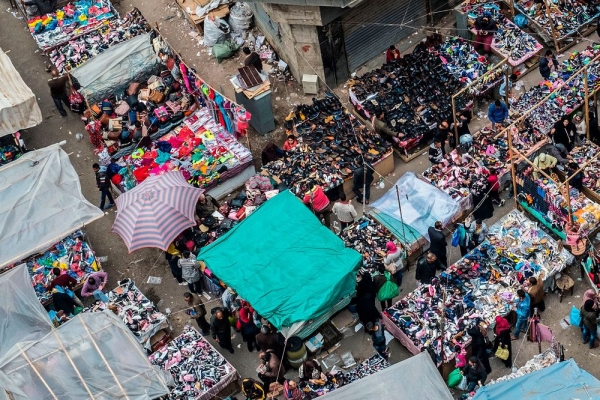 التضخم في مصر يرتفع على غير المتوقع ويحد من فرص خفض أسعار الفائدة