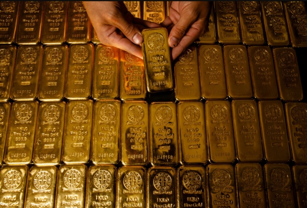 جولدمان ساكس يتوقع ارتفاعًا قياسيًا للذهب وضعفًا في النفط في توقعات السلع لعام 2026