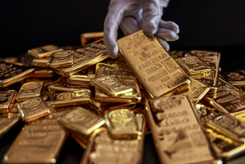 الذهب يستعيد بريقه مع تراجع الدولار وعوائد السندات