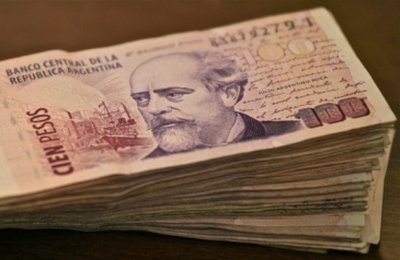 البيزو الأرجنتيني يهبط 1.41% وسط إقبال على الدولار كملاذ آمن
