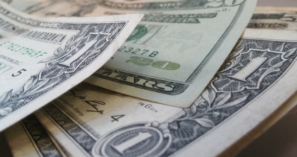 الدولار يستقر قرب أعلى مستوياته في أسبوع ونصف مع استمرار المواجهة بين إيران والولايات المتحدة