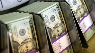الدولار مرتفع أمام نظرائه وسط نظرة متفائلة للاقتصاد الأمريكي