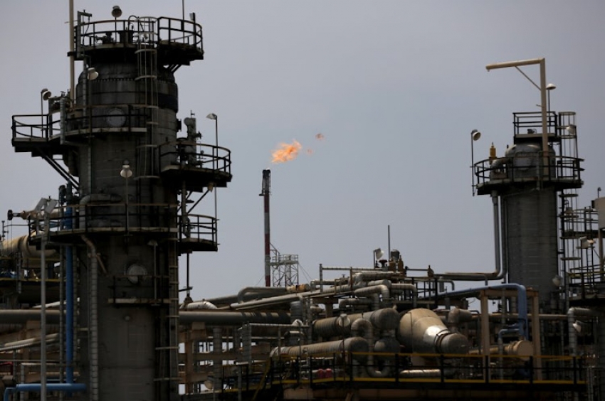 النفط يستقر بعد انخفاض حاد بفعل مخاوف الطلب وتراجع التوترات في الشرق الأوسط