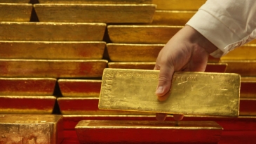 الذهب يحتفظ بمكاسبه بفعل تغطية مراكز وضعف في أسواق الأسهم